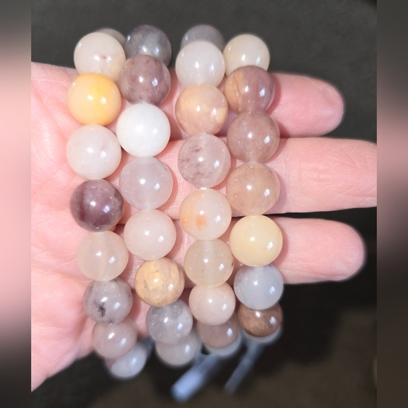 🐰SALE🥳 10mm Lavendar Quartz Bracelet - Picture 4 of 6